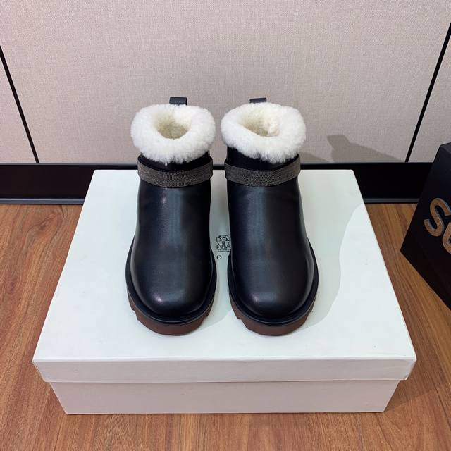 牛绒 牛皮 Brunell* Cucinell* 雪地靴。鞋面采用进口牛绒，牛皮。羊毛内里，上脚超舒适。 码数：35-41 40、41定制不退换 编号1-8